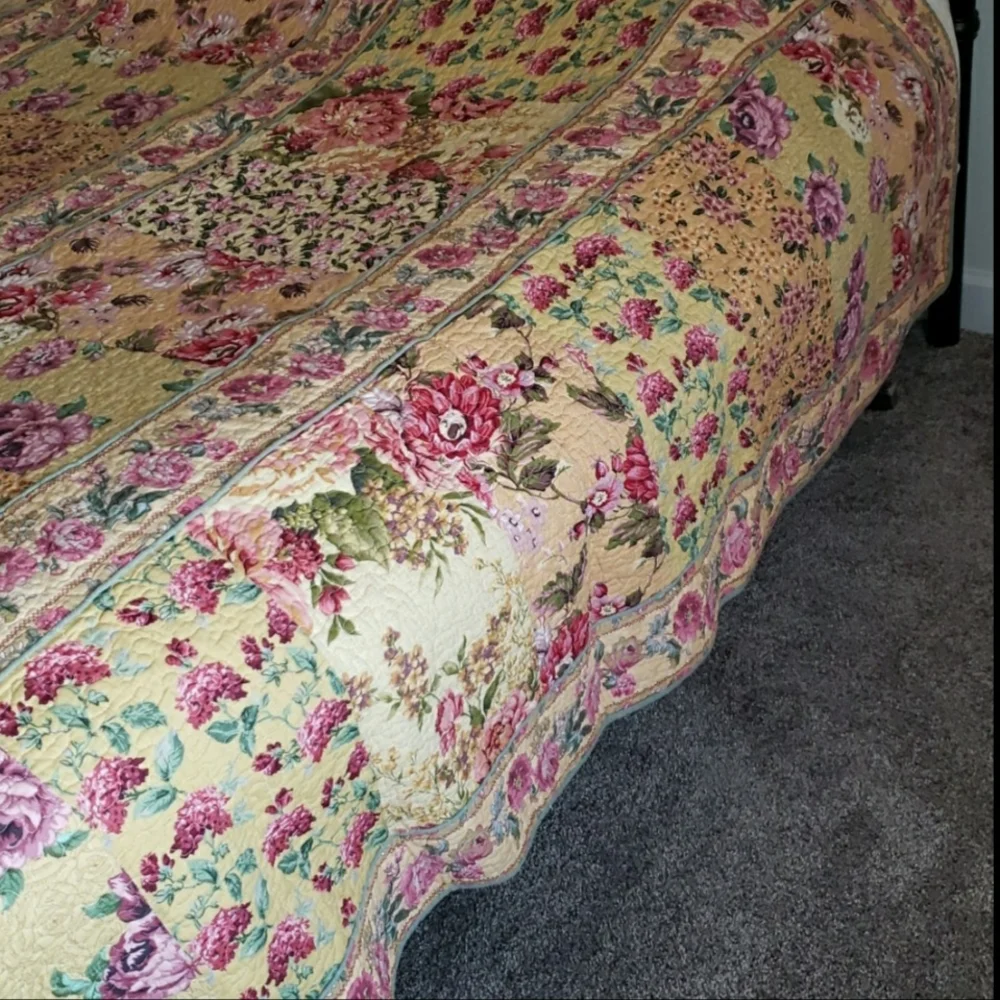 Elegant Floral Quilt Comforter with Pink and Green Design